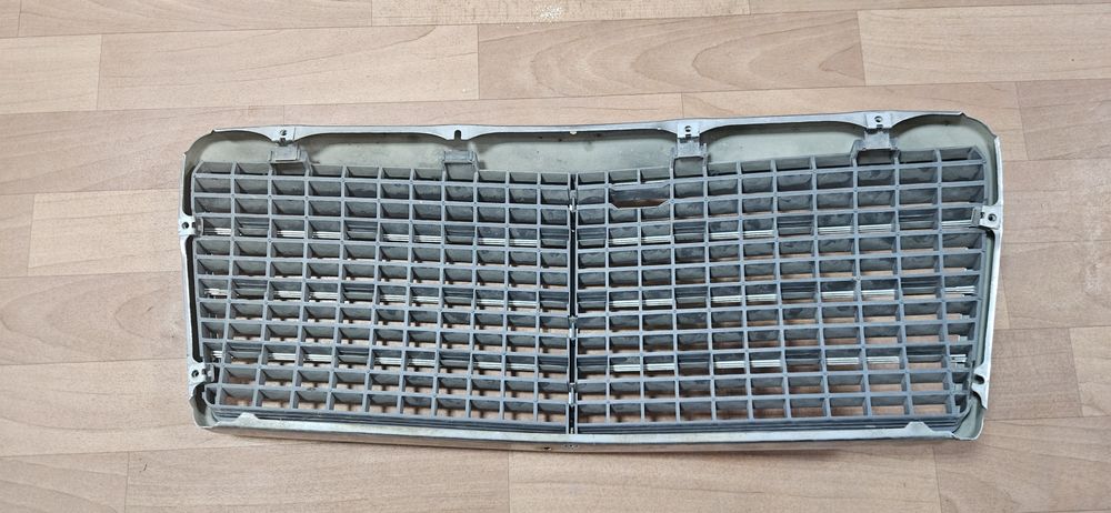 Решетка радиатора Оригинал Mercedes-Benz W124.