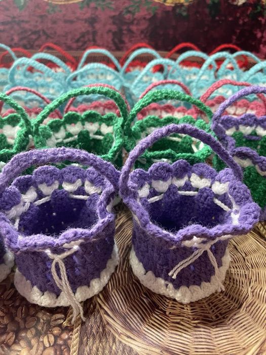 Декоративни подаръчни кошнички от прежда за различни поводи