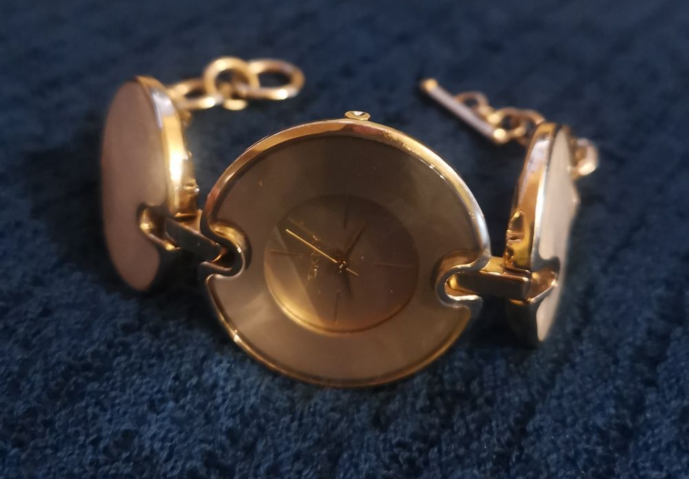 Дамски часовник DKNY-тип гривна