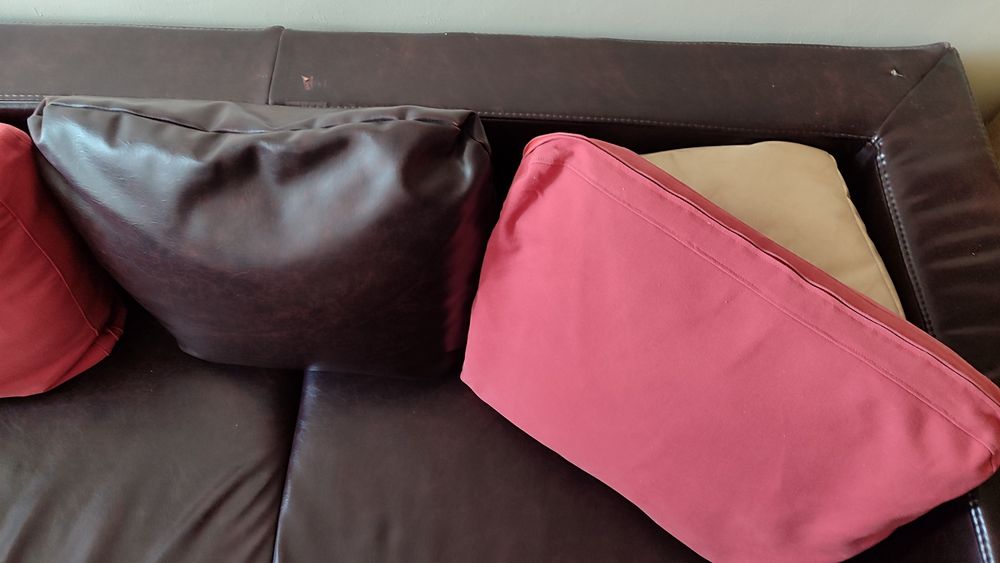 Кожен диван с 4 възглавници