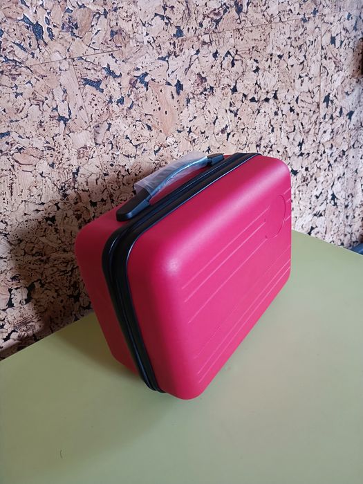 Чемодан красный и зеленый  новый