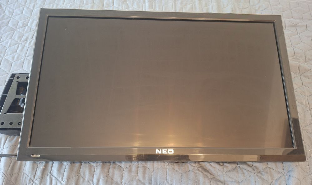 Телевизор NEO 24" - стойка,  HDMI кабел, стойка за стена, дистанционно