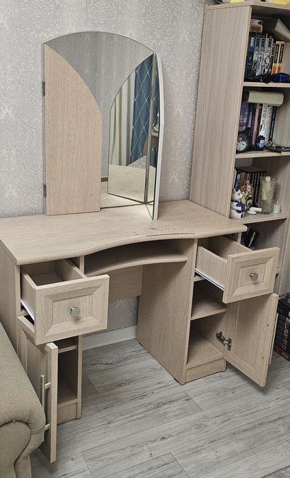 Туалетный столик с зеркалом