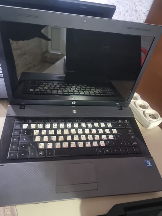 Офисный старый ноутбук.