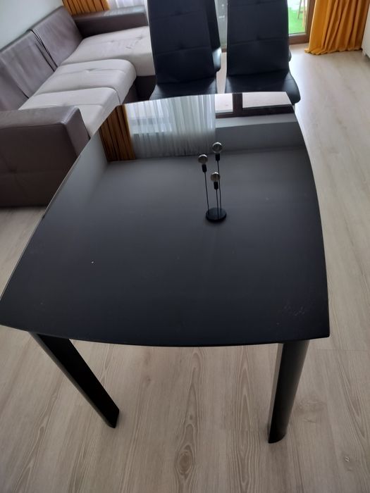 Masă de sticlă extensibilă.