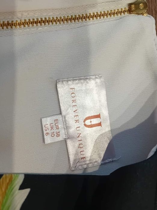 Елегантна дълга рокля с интересен принт на Forever Unique