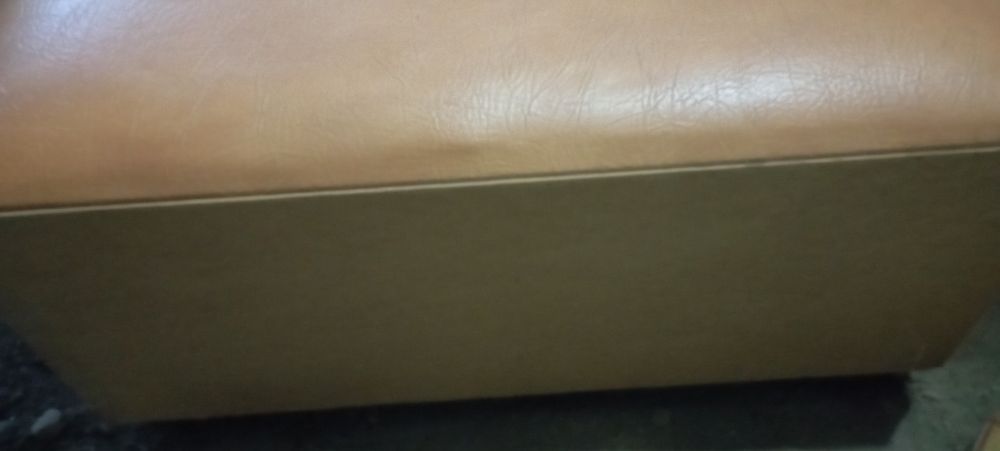 Продаю тумбу- кушетку обувную, верх обтянут экокожей, внутри 2 полки..