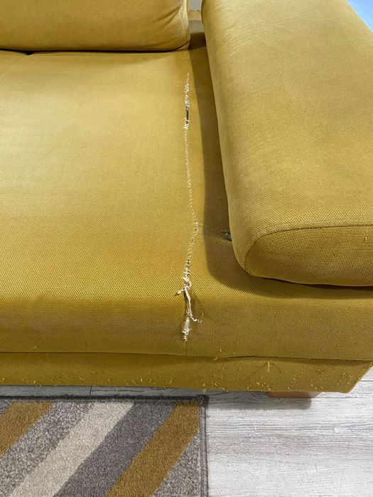 Диван в цвят горчица
