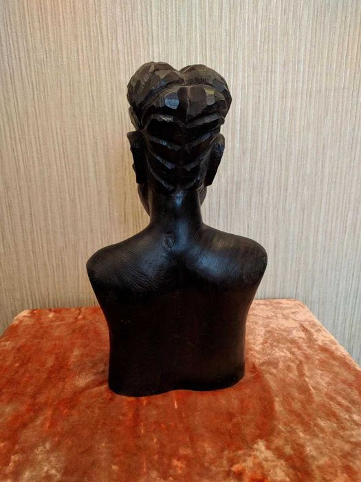 Бюст африканской девушки из черного дерева.