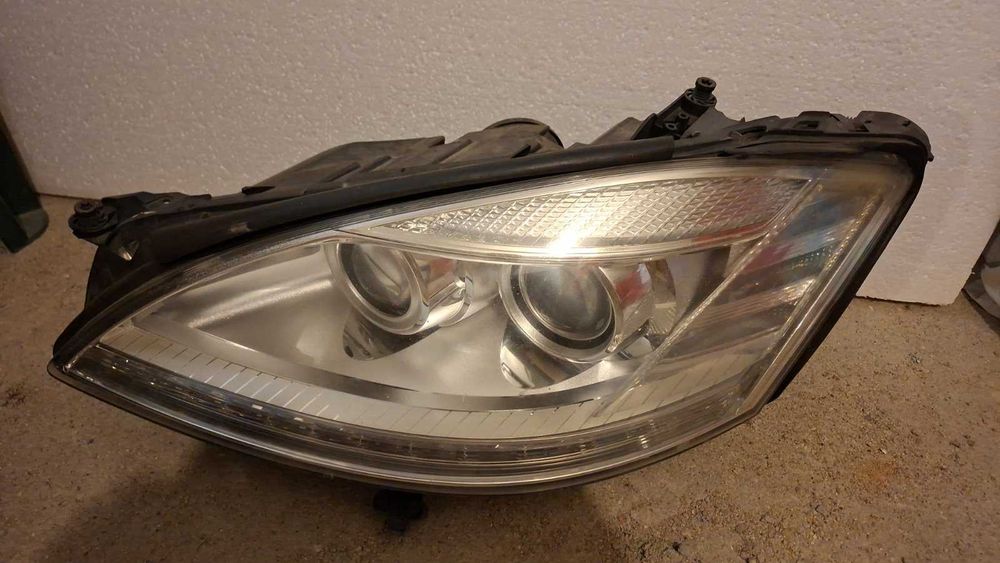 Продавам ляв фар  за Мерцедес  W221 2013 година.