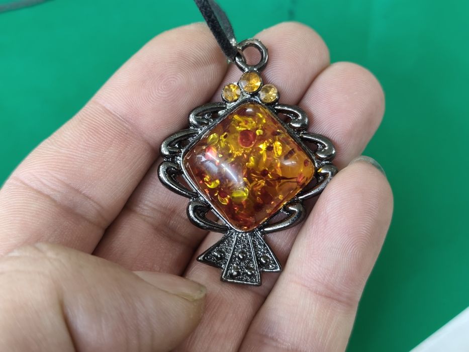 Медальон от кехлибар кръст