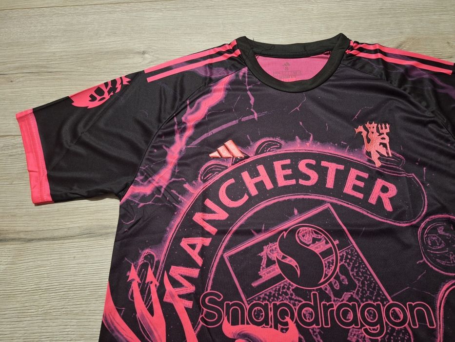 Флуоресцентна футболна фланелка на Манчестър Юнайтед!