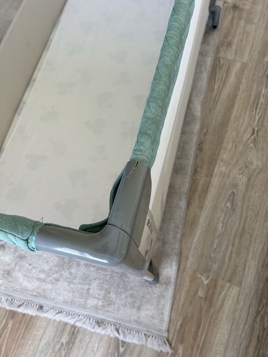 Детска кошара с подарък матрак и аксесоари – отлично състояние!