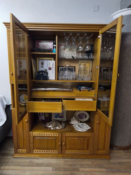 Сервант с винным баром