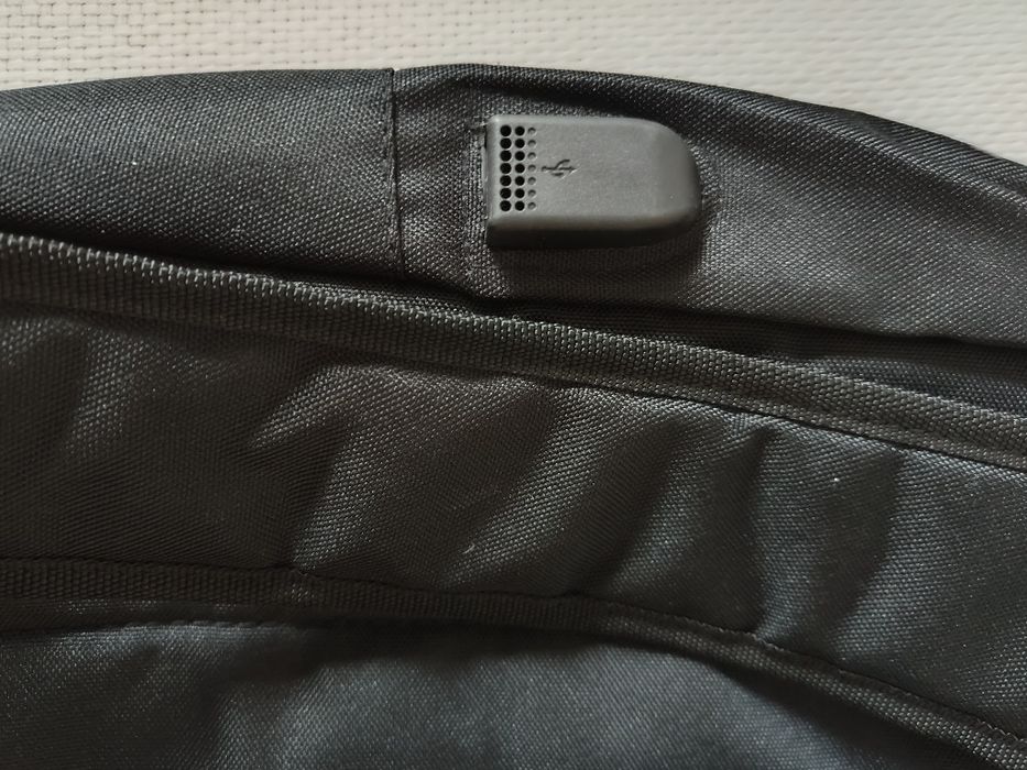 Ghiozdan cu port USB