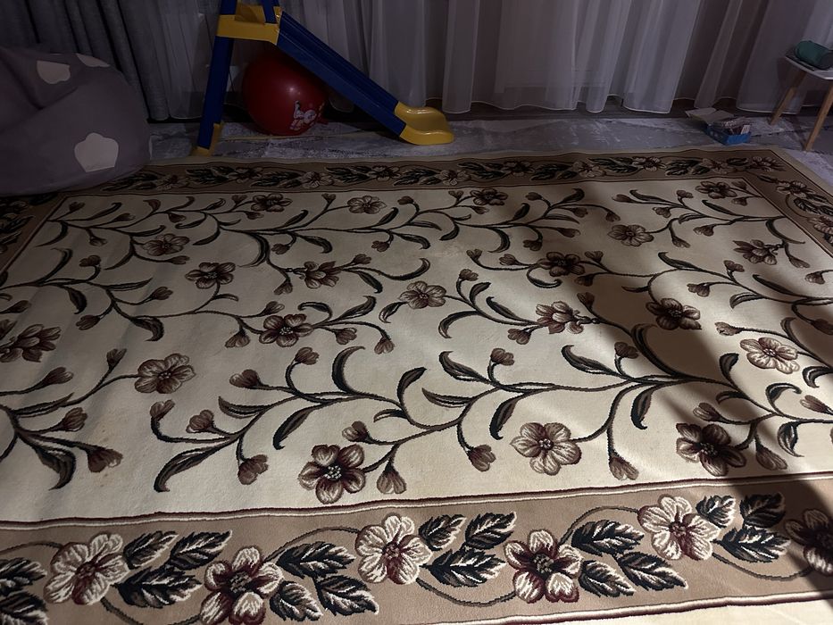 Продам ковёр для дома,дачи, летней кухни, зала отличный вариант.