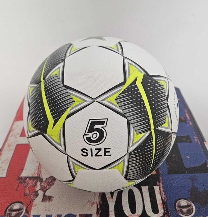 Vând mingi de fotbal