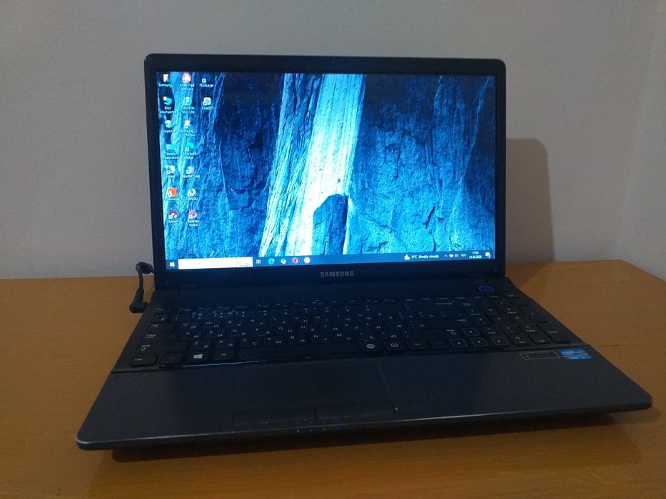 Samsung ноутбук в хорошем сост