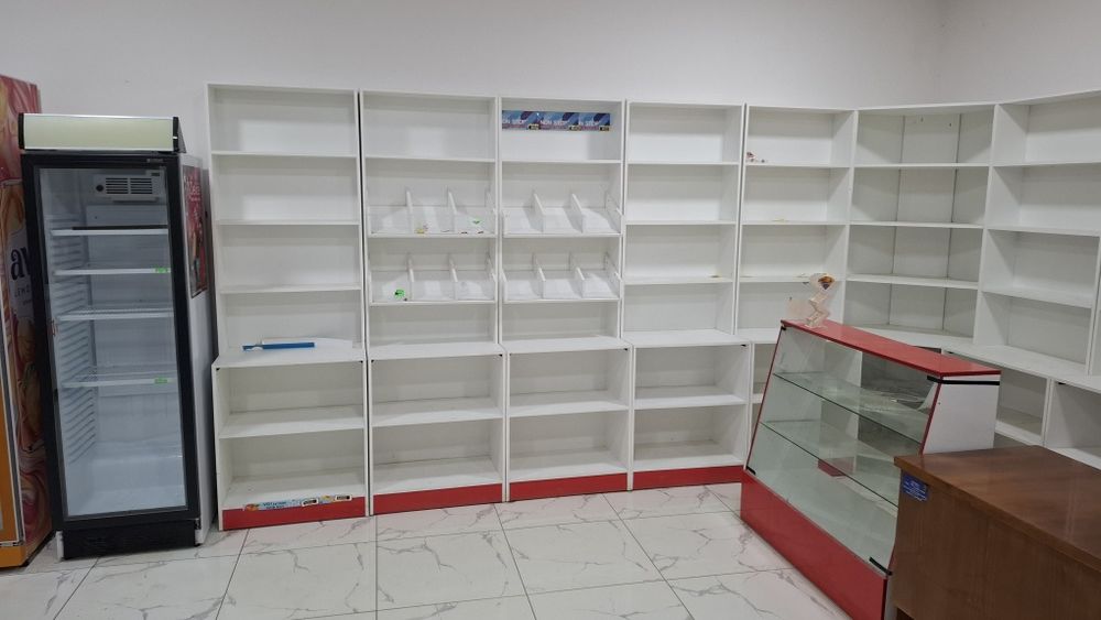 Продаётся комплект магазинных полок с тремя витринами.