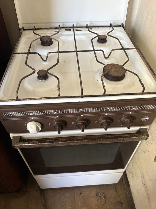 Aragaz cu patru ochiuri pe gaz