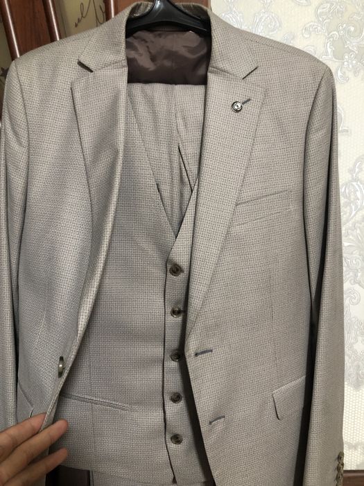 Продам костюм тройку
