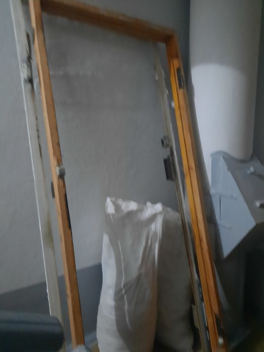 Продам деревянную входную дверь