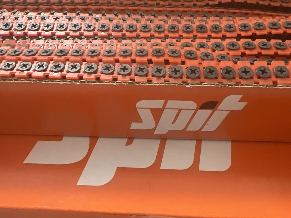 Suruburi pe banda spit