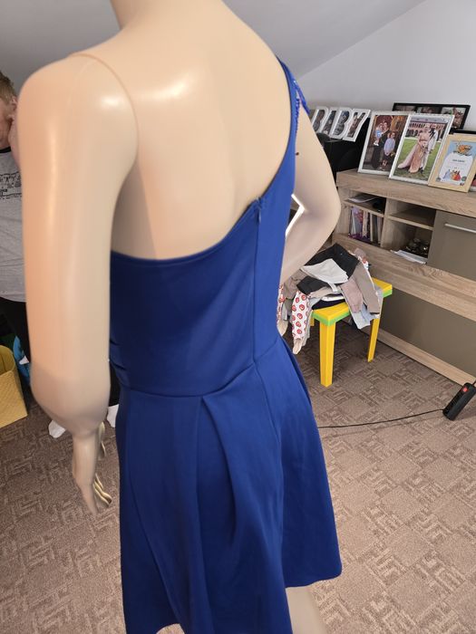Rochie albastră cu umăr gol