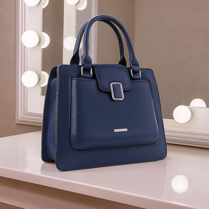 Дамска стилна чанта с метален акцент