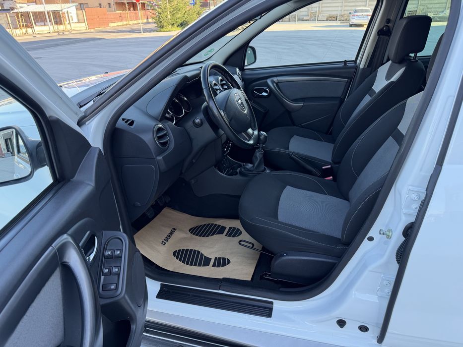 - Dacia Duster - Model Prestige - 4x2 - An 2016 - 1.2 TCE - 125 CP - Euro 6 - 75.000 km -
