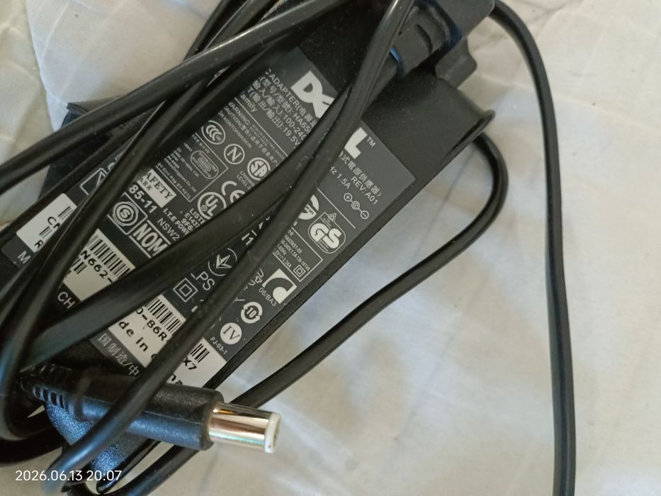 Alimentatoare laptop diverse, toate funcționale.