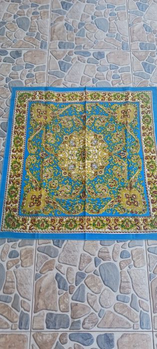 Ръчно бродирано каре и кърпи за глава за народна носия