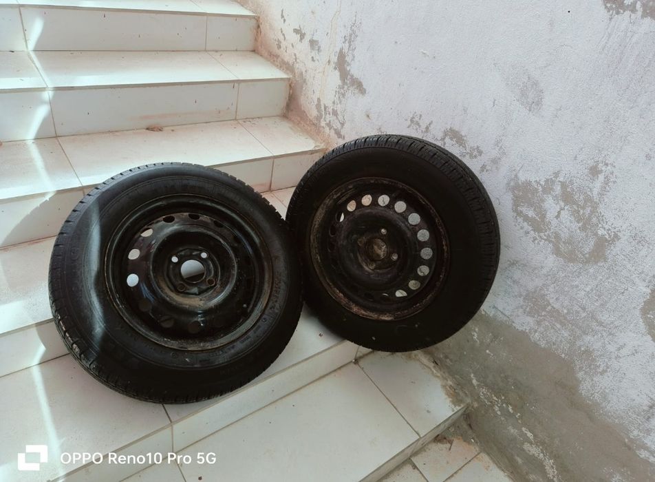 Продаю 2 летних покрышки с дисками