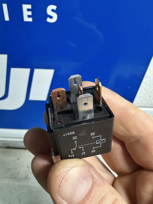 Releu 12vdc 40/30A cu soclu