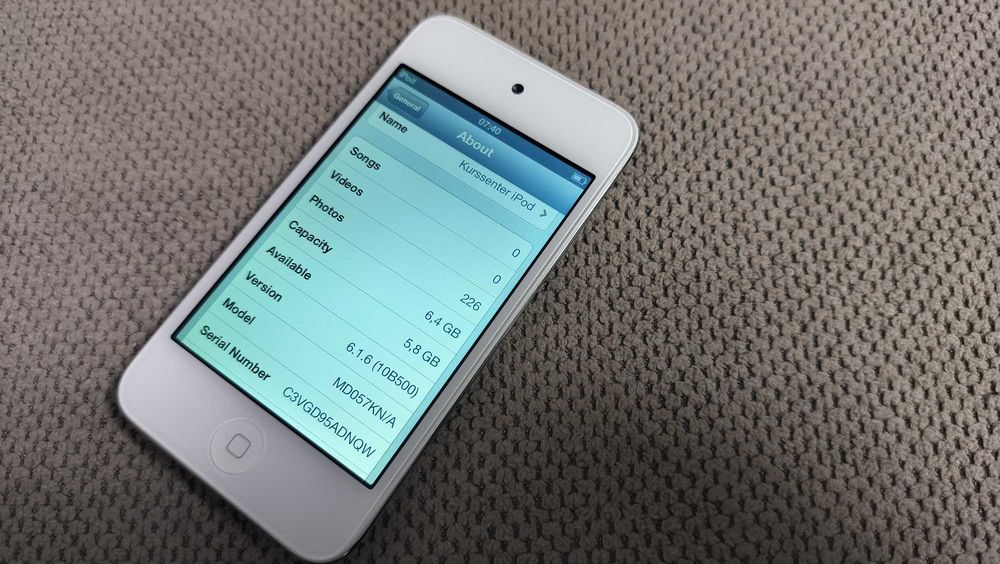 Apple iPod touch 4th Gen 8GB White model MD057KN