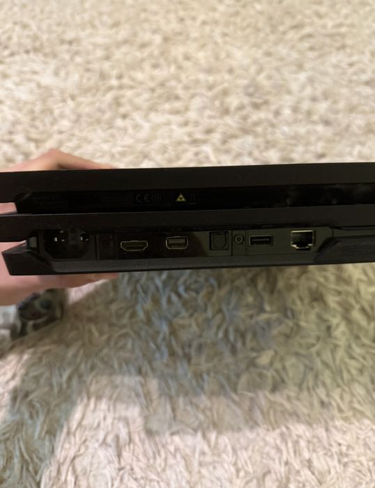PS4 Pro + 3 джойстика + 5 игри – отличен комплект