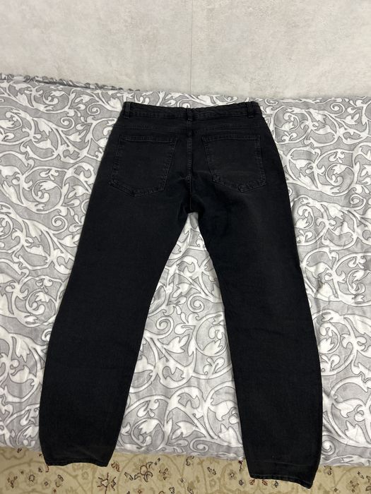 черные темные джинсы