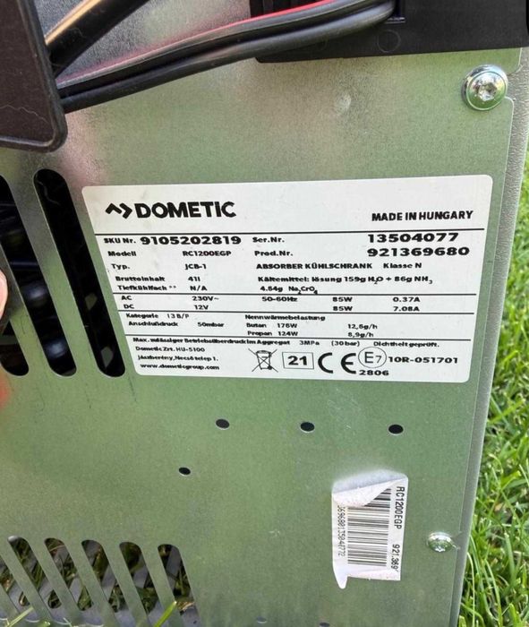 Frigider Dometic funcționează la 12V, 220V și gaz.