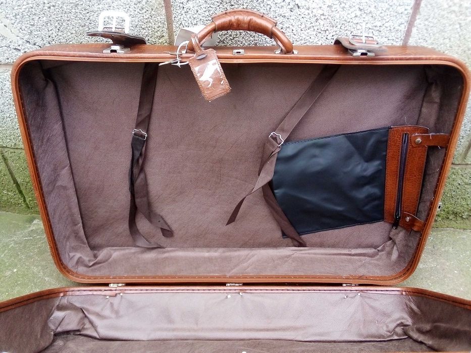 Пътнически кожен куфар с колелца