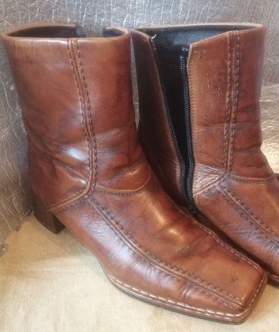 Ghete de damă marca germană Rieker. Au mărimea 36 și sunt imblanite.