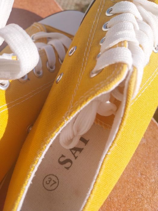 Жълти кецове – слънчево настроение на всяка стъпка!