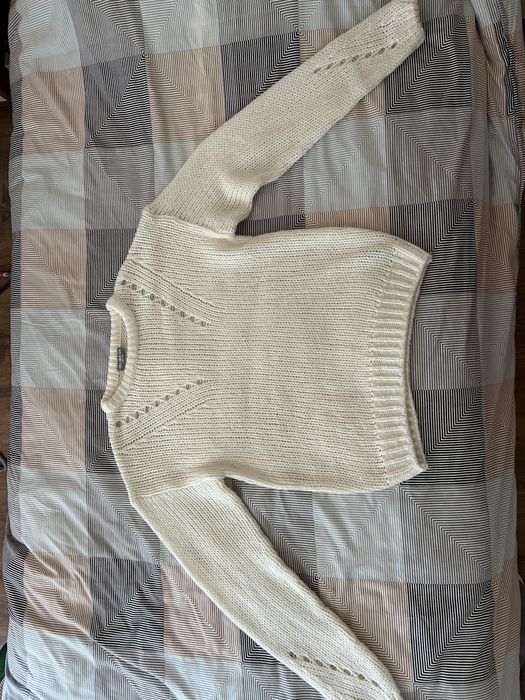 Бял пуловер