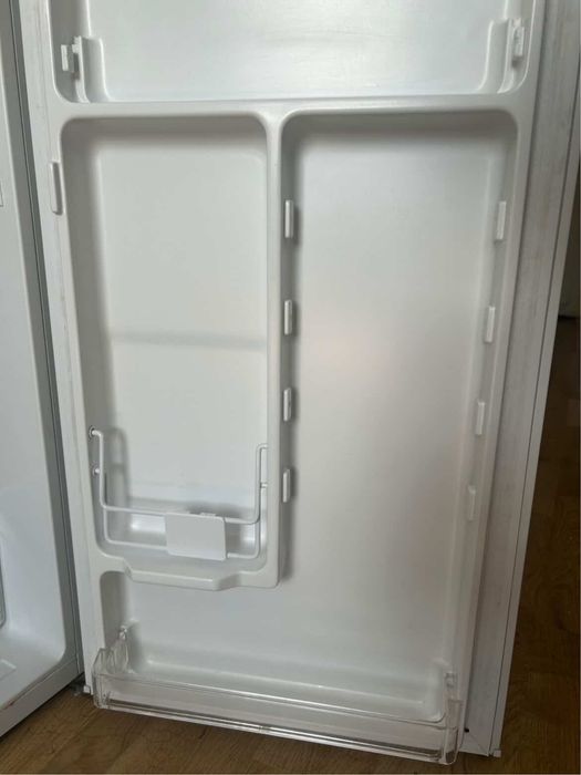 Vând frigider marca HEINNER