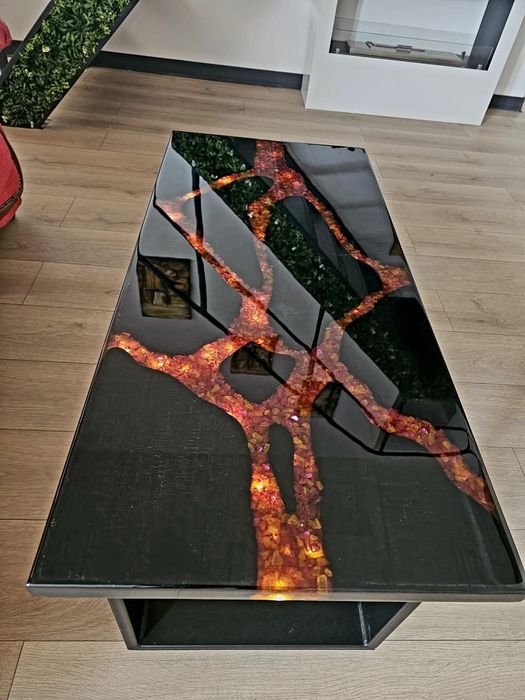 Masuta de cafea din lemn masiv cu rasina epoxidica.