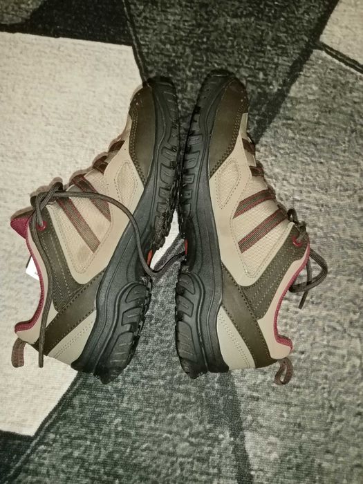 Кроссовки фирмы Quechua