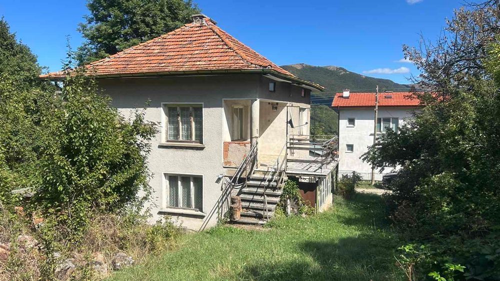 Двуетажна къща в село Дружево