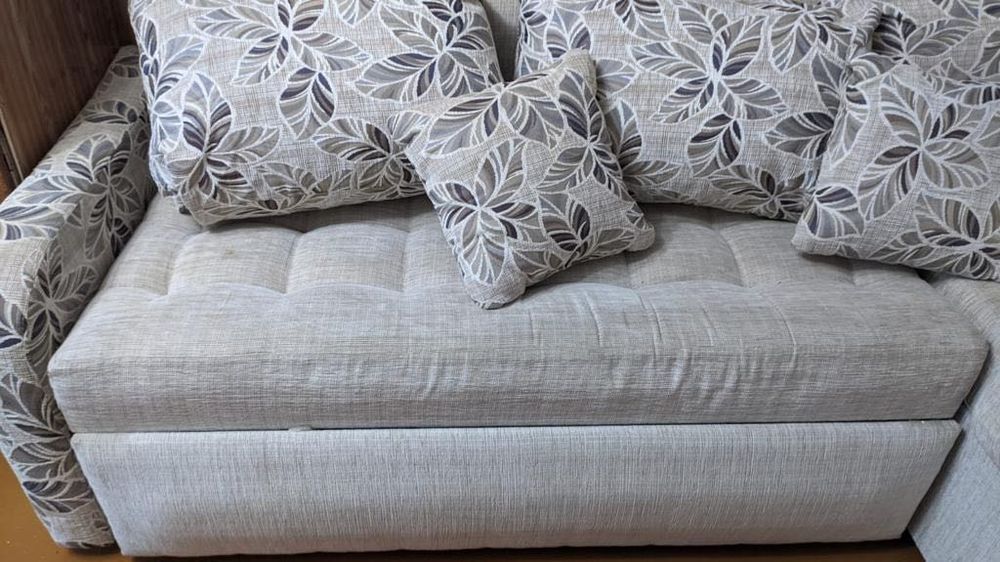 Диван угловой светлый