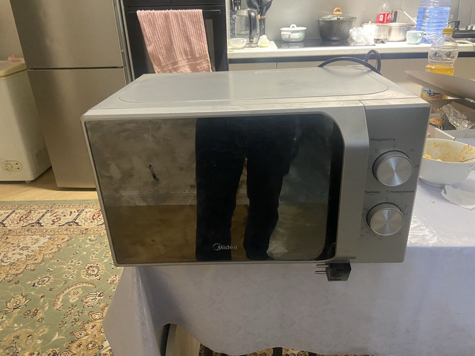 Микроволновка в хорошем состоянии почи новая