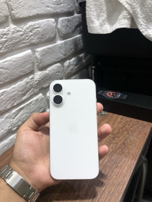 iPhone 16 (white)