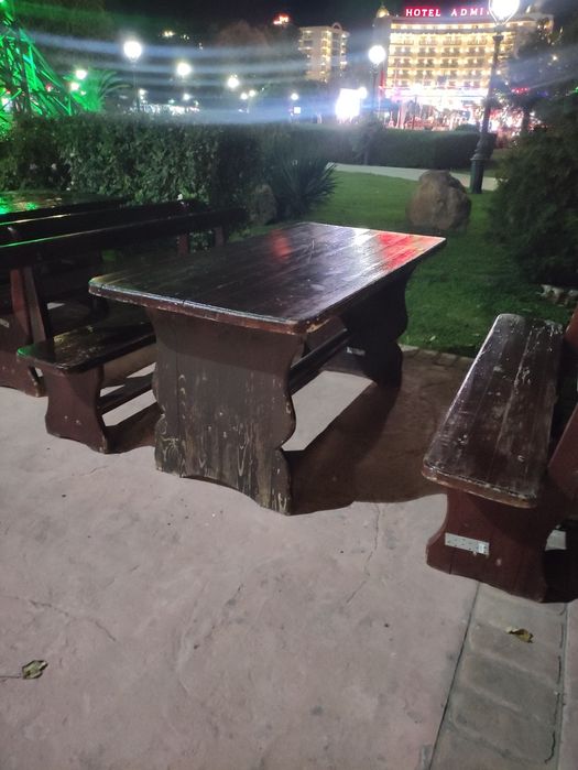 Продавам дървени маси с пейки-четворки и шестици.